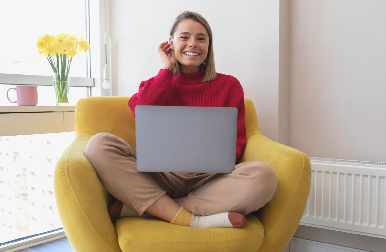 Persona organizando finanzas personales en escritorio