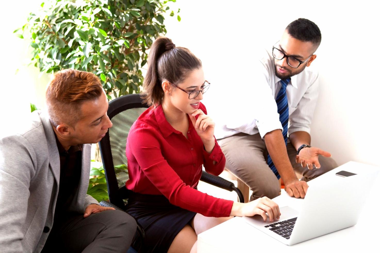 Persona planificando presupuesto con documentos