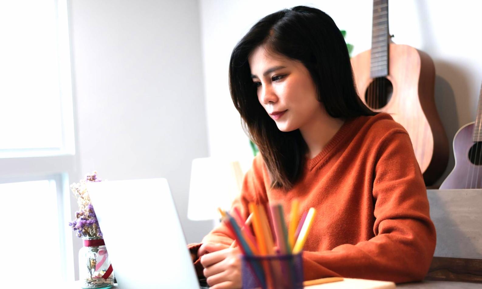 Espacio de trabajo organizado con herramientas de planificación financiera